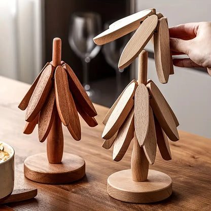 Main qui retire une feuille du sapin en bois pour la poser en dessous de plat