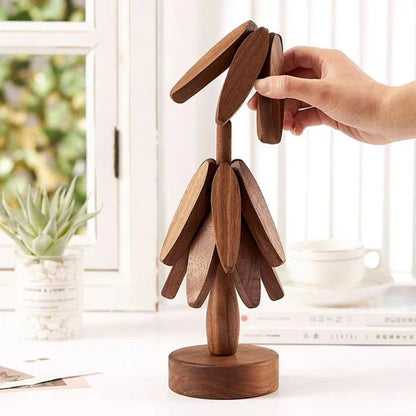 Main qui retire la feuille du dessus du sapin en bois noyer