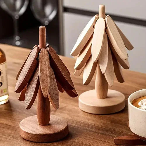 Dessous de plat en forme de petit sapin en bois, sur une table en bois