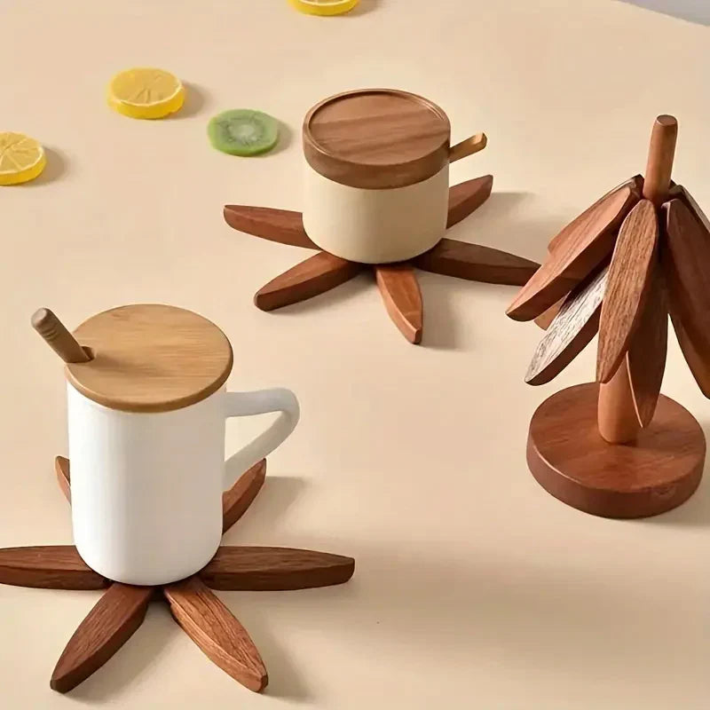 Mug blanc sur un dessous de plat en bois sombre, à côté du sapin