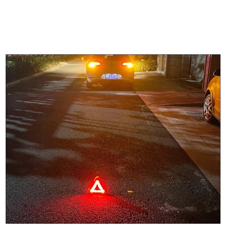 🔥2026 New Arrival🔥 3-IN-1 Solar Emergency Triangle Warning Light